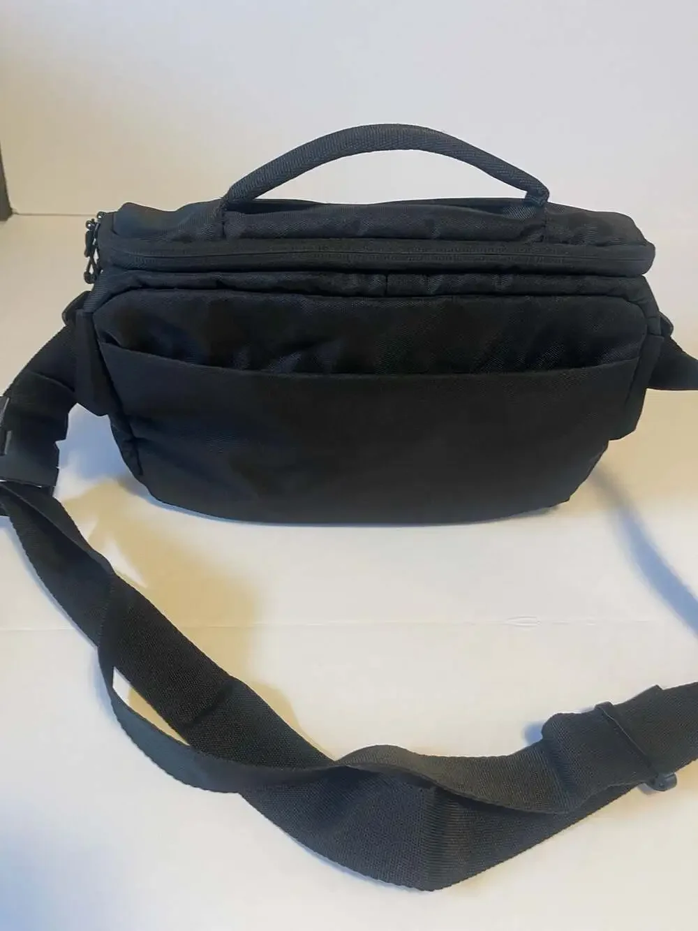 BAGSMART Soar 6L Camera Sling Bag with Tripod Holder - Black